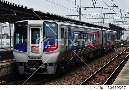 多度津駅を発車する特急しまんと(N2000系) 多度津駅を発車する特急しまんと(N2000系) 50459367