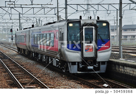 多度津駅に入線する特急しまんと(N2000系) 多度津駅に入線する特急しまんと(N2000系) 50459368