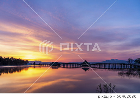 青森県 鶴の舞橋 夜明けの風景 青森県 鶴の舞橋 夜明けの風景 50462030
