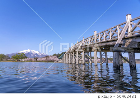 青森県　鶴の舞橋と岩木山 50462431