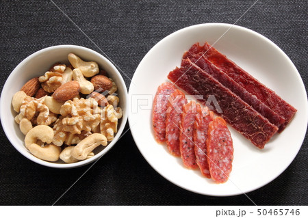 おつまみ各種。(ミックスナッツ・ビーフジャーキー・ドライソーセージ) 50465746