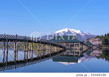 青森県 鶴の舞橋と岩木山の写真素材