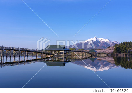 青森県 鶴の舞橋と岩木山 青森県 鶴の舞橋と岩木山 50466320