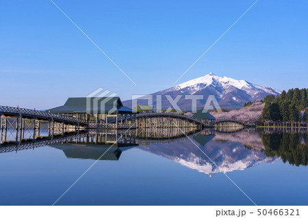 青森県　鶴の舞橋と岩木山 50466321