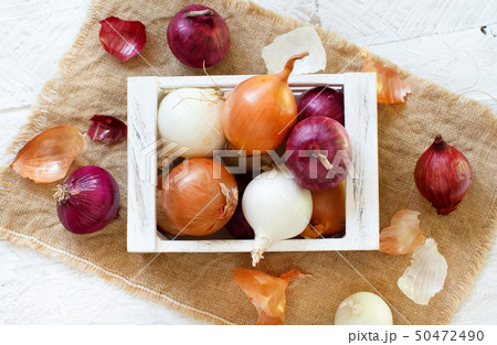 Raw onions in box 50472490