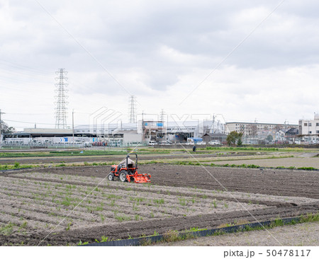 畑を耕すトラクター 郊外 農業 畑を耕すトラクター 郊外 農業 50478117