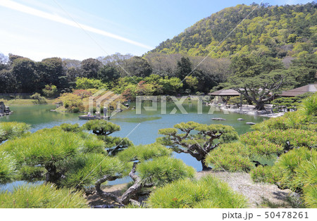 栗林公園の南庭の渚山から見る南湖の和船と鞠月亭 栗林公園の南庭の渚山から見る南湖の和船と鞠月亭 50478261