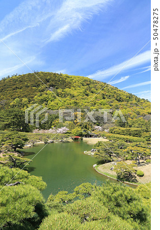 栗林公園の南庭北湖、皐月亭付近をのぞむ 50478275