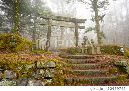 富士山の登山道の鳥居(吉田口の馬返し) 富士山の登山道の鳥居(吉田口の馬返し) 50479745