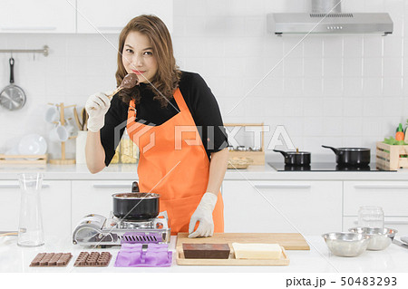 Woman making chocolate 50483293
