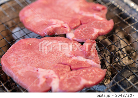 牛タン_炭火焼き(炭焼き・網焼き・七輪・一人・宅飲み・バーベキュー・BBQ・焼肉・牛肉 牛タン_炭火焼き(炭焼き・網焼き・七輪・一人・宅飲み・バーベキュー・BBQ・焼肉・牛肉 50487207
