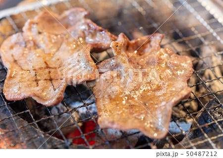 牛タン_炭火焼き(炭焼き・網焼き・七輪・一人・宅飲み・バーベキュー・BBQ・焼肉・牛肉 牛タン_炭火焼き(炭焼き・網焼き・七輪・一人・宅飲み・バーベキュー・BBQ・焼肉・牛肉 50487212