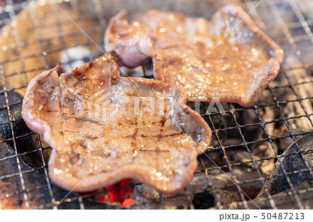 牛タン_炭火焼き(炭焼き・網焼き・七輪・一人・宅飲み・バーベキュー・BBQ・焼肉・牛肉 牛タン_炭火焼き(炭焼き・網焼き・七輪・一人・宅飲み・バーベキュー・BBQ・焼肉・牛肉 50487213