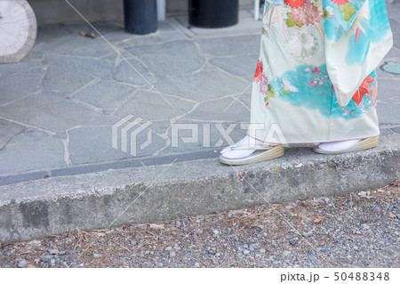振袖で歩く女性 50488348