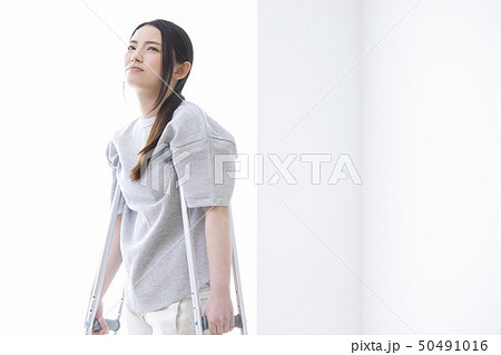 松葉杖の女性 50491016