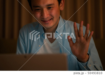 ビデオ通話をする男 50493810