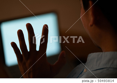 ビデオ通話をする男 50493814