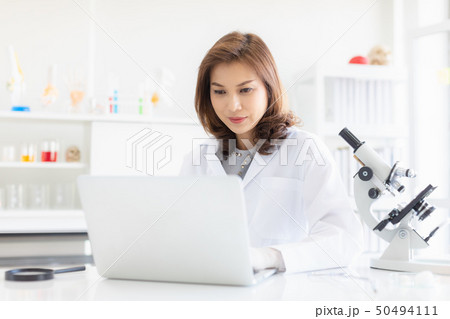 Scientist use notebook record experiment results.. 50494111
