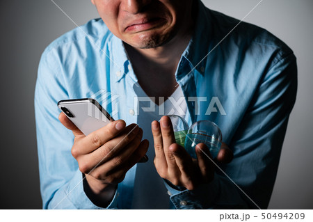 ソーシャルゲームに課金する男 50494209