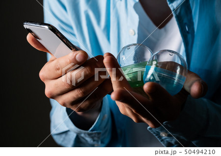 ソーシャルゲームに課金する男 ソーシャルゲームに課金する男 50494210