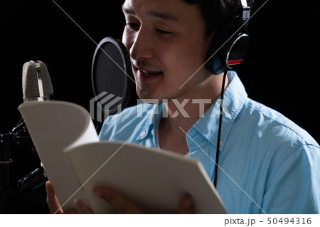収録をしている男 50494316