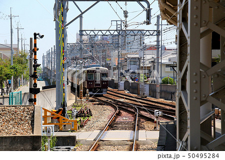 阪急電鉄神戸本線の上り線を逆走、伊丹線に入線中の7000系7155　稼働中の行先表示幕は宝塚を示す 50495284