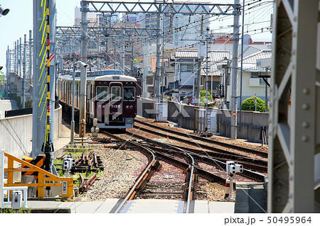 阪急電鉄神戸本線の上り線を逆走、伊丹線に入線中の7000系7155 稼働中の行先表示幕は仁川を示すの写真素材 [50495964] - PIXTA