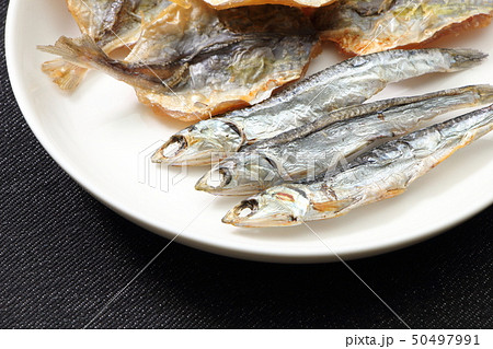 海産おつまみ2種盛り(焼きめざし・焼き小あじ)。 50497991