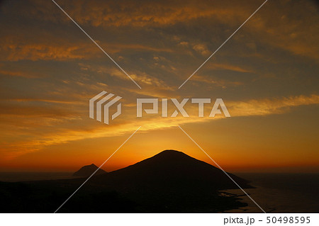 八丈富士と八丈小島の夕焼け 八丈富士と八丈小島の夕焼け 50498595