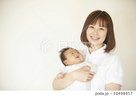 新生児を抱く看護師 50498957