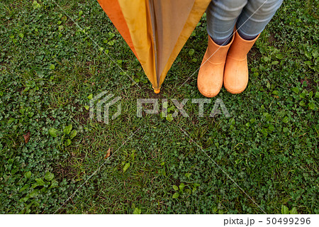 子供の長靴と傘 50499296