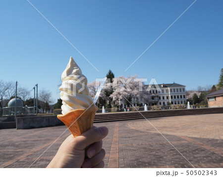 ソフトクリームと小坂鉱山事務所 50502343