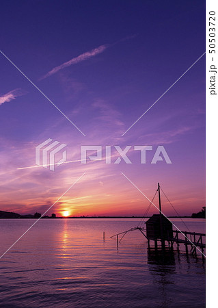 東郷湖と夕陽 50503720