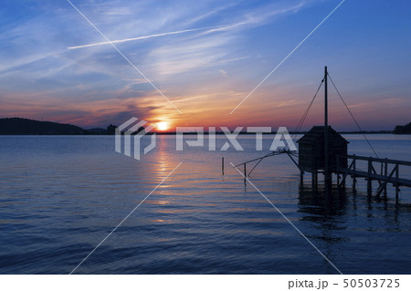 東郷湖と夕陽 50503725