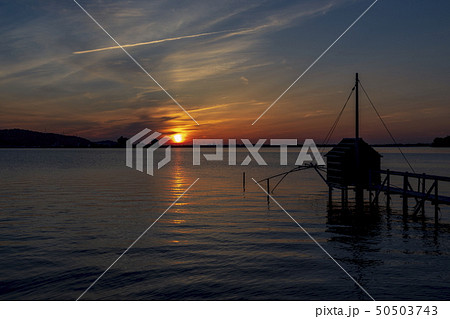 東郷湖と夕陽 50503743