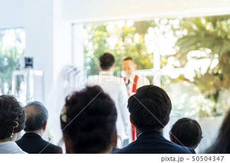 結婚式の神父に誓う新郎新婦 50504347