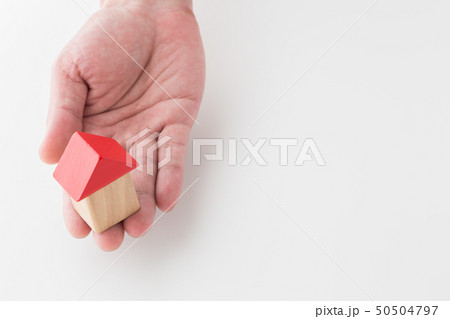家を持つ手元 50504797