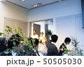 結婚式披露宴の新郎新婦入場シーン 50505030