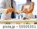 ケーキカットをする新郎新婦 50505351