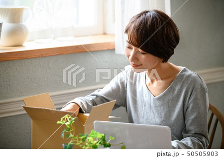 女性　ライフスタイル　ネットショッピング　パソコン 50505903