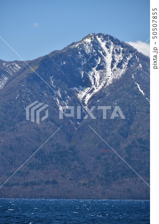 快晴の北海道千歳市支笏湖畔から残雪の風不死岳の風景を撮影 50507855