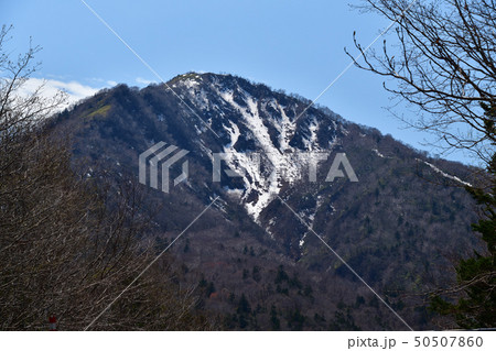 快晴の北海道千歳市支笏湖畔から残雪の風不死岳の風景を撮影 快晴の北海道千歳市支笏湖畔から残雪の風不死岳の風景を撮影 50507860