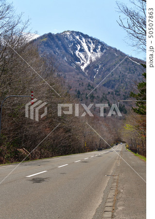 快晴の北海道千歳市支笏湖畔から残雪の風不死岳の風景を撮影 50507863