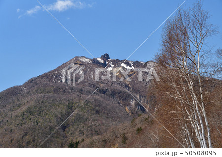快晴の北海道千歳市支笏湖畔から残雪の恵庭岳の風景を撮影 快晴の北海道千歳市支笏湖畔から残雪の恵庭岳の風景を撮影 50508095