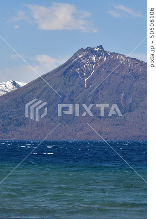 快晴の北海道千歳市支笏湖畔から残雪の恵庭岳の風景を撮影 50508106
