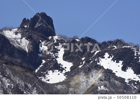 快晴の北海道千歳市支笏湖畔から残雪の恵庭岳の風景を撮影 快晴の北海道千歳市支笏湖畔から残雪の恵庭岳の風景を撮影 50508110
