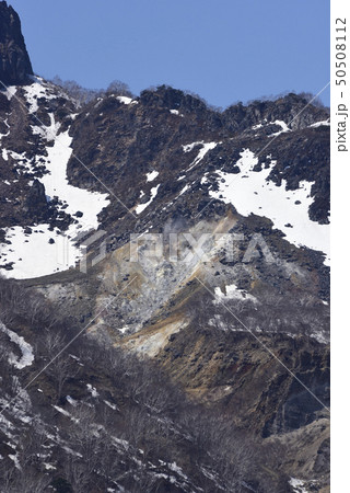 快晴の北海道千歳市支笏湖畔から残雪の恵庭岳の風景を撮影 50508112