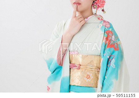 考える振袖の女性 考える振袖の女性 50511155