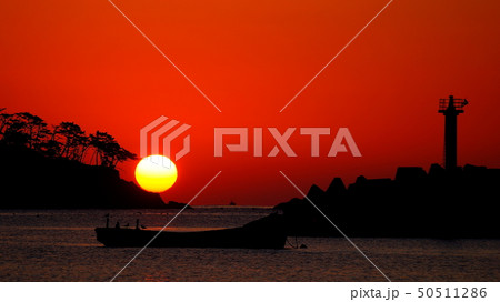 気仙沼市日門漁港の日の出 50511286