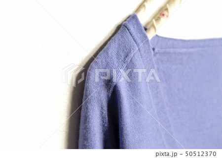 白バックとハンガーにかけたセーターの肩や襟のクローズアップ 50512370